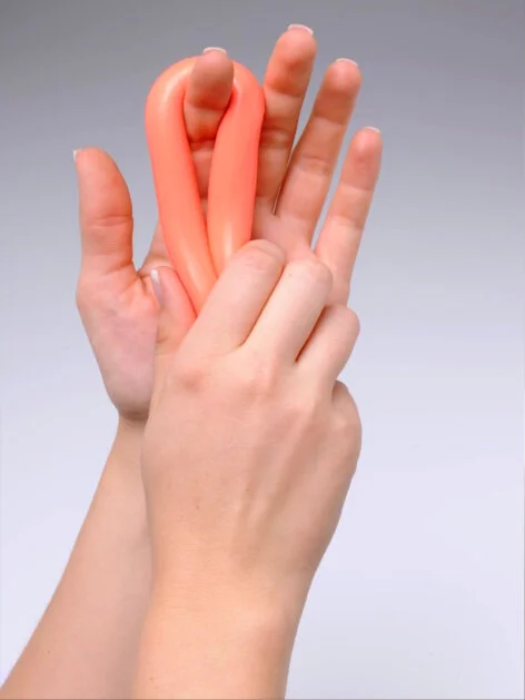 Hand mit Therapiematerial