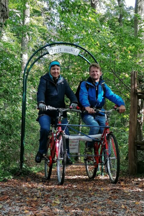 Martin Hänle und seine Partnerin auf dem selbstgebauten Paralleltandem